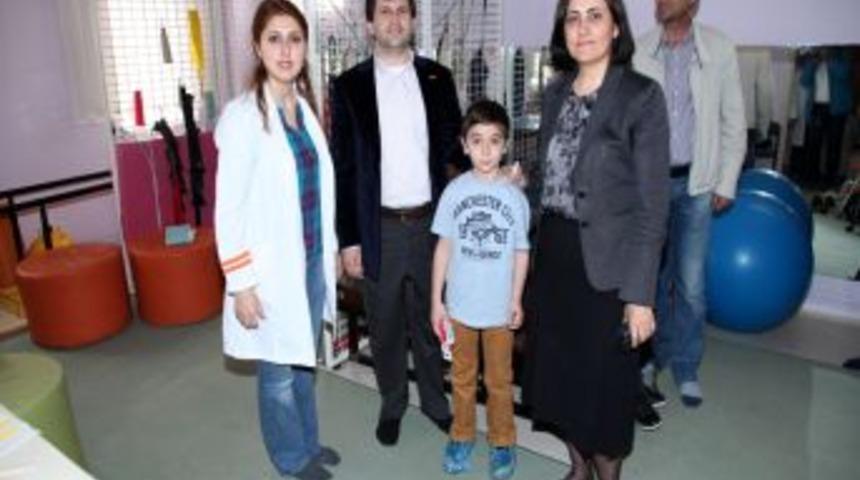 Engelli &Ccedil;ocuklar Diş Muayenesinden Ge&ccedil;iriliyor