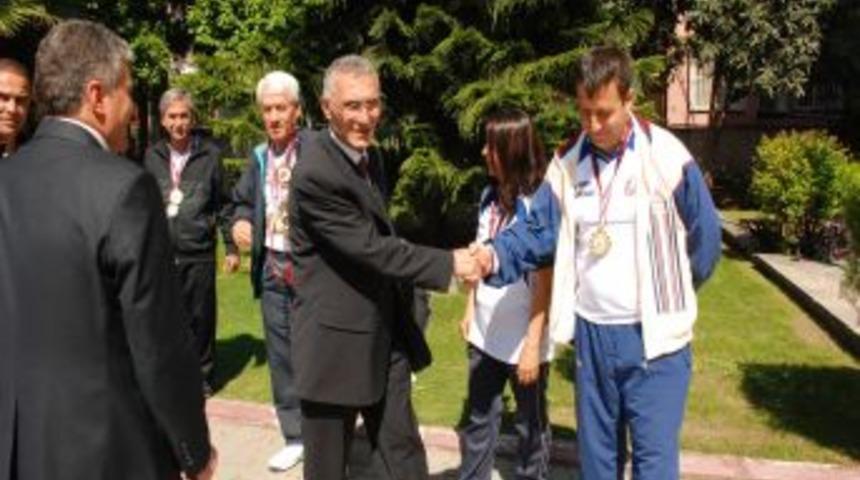 Fazlı Bayram Hadi, Şampiyon Veteranları Kutladı