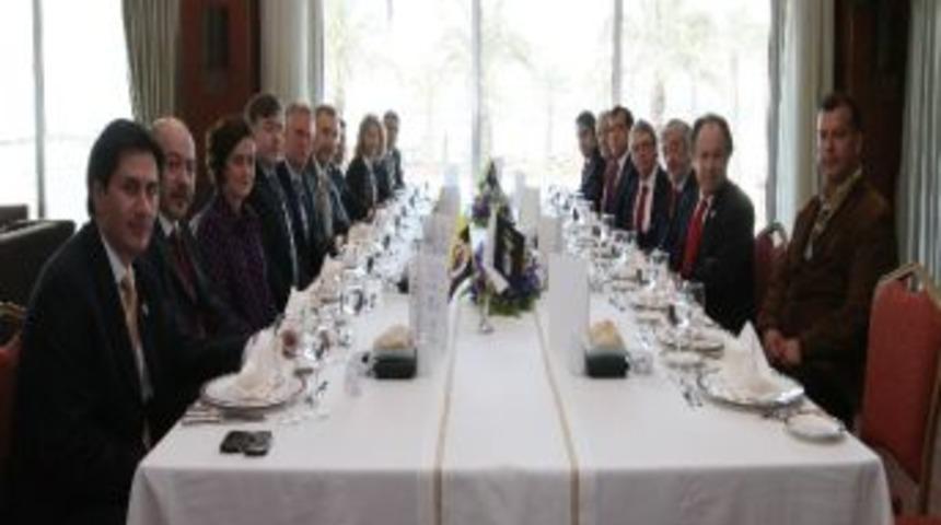 Fenerbah&ccedil;e İle Benfıca Y&ouml;neticileri &Ouml;ğle Yemeğinde Bir Araya Geldi