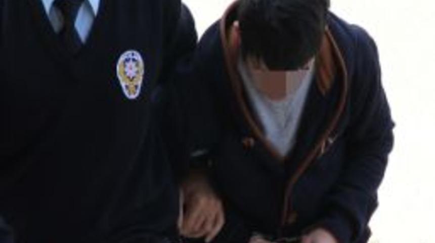 Tramvaya Bedava Binmek İsteyen Gen&ccedil;ler G&ouml;revliye Saldırdı