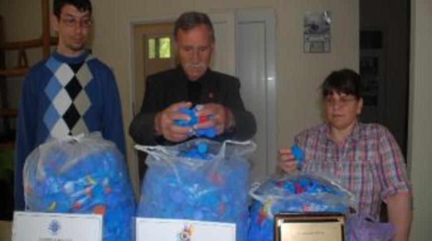 Emekli &Ouml;ğretmen Topladığı Kapaklarla 10 Engelliye Tekerlekli Sandalye Aldı