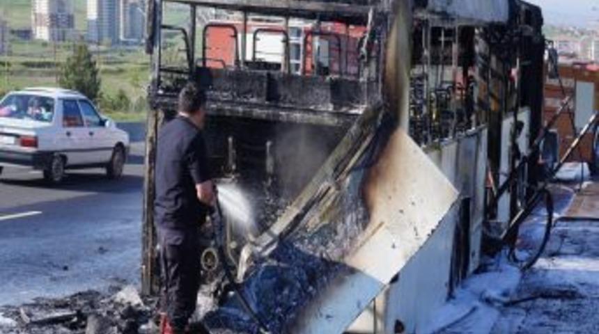 Protokol Yolunda Otob&uuml;s Yangını