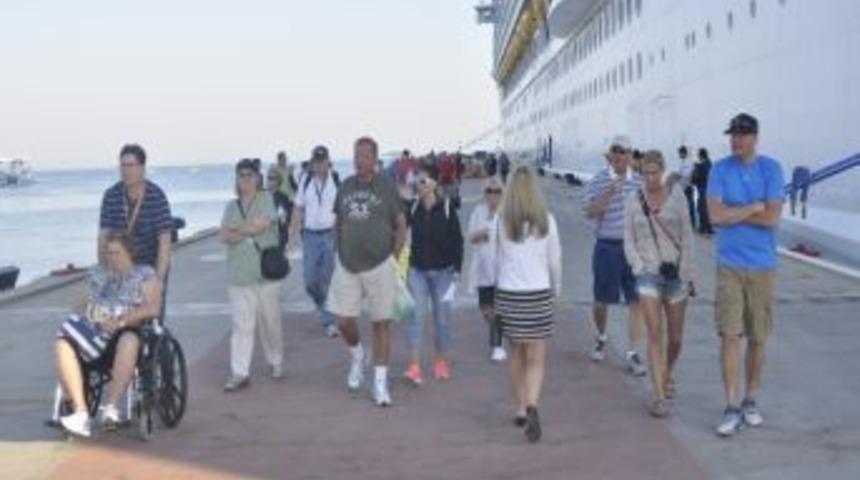 Sezonun İlk Transatlantiği Kuşadası&rsquo;na Geldi