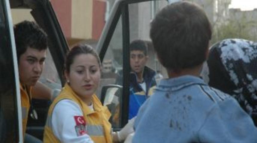 G&uuml;r&uuml;lt&uuml; Yapan K&uuml;&ccedil;&uuml;k &Ccedil;ocuğun Kafasını Yardı