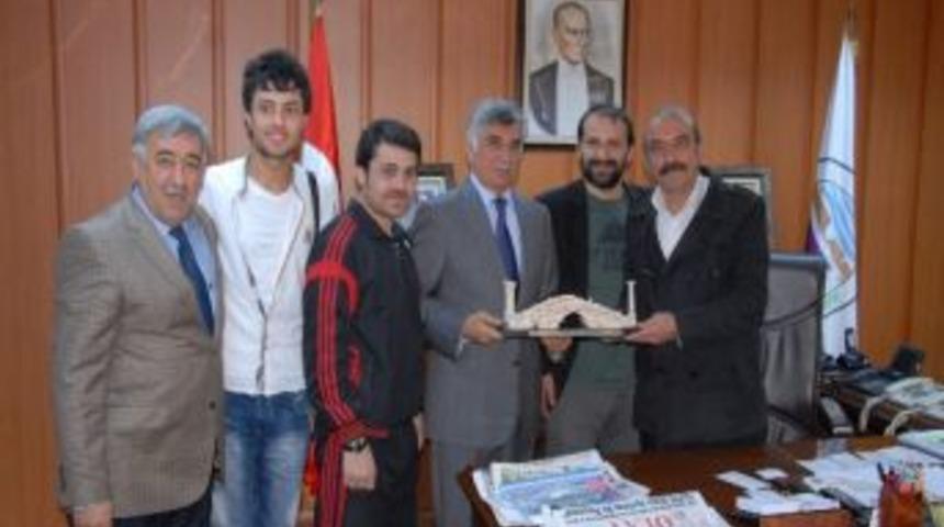 Tiyatro Oyuncularından Başkan B&uuml;y&uuml;kaslan&rsquo;a Ziyaret