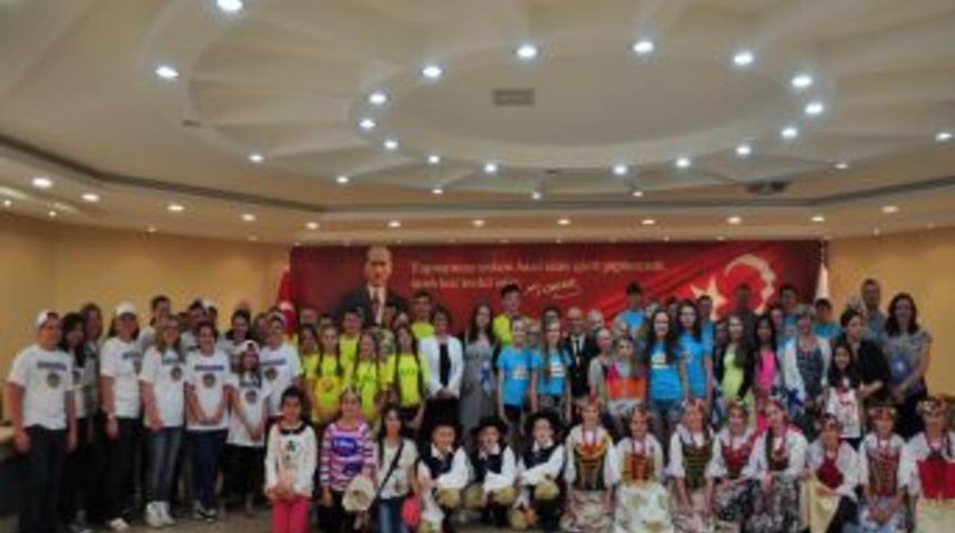 Kardeş Şehirlerden Gelen &Ccedil;ocuklardan Başkan Sipahioğlu'na &Ouml;zel G&ouml;steri