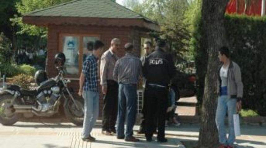 Kaza Yapan S&uuml;r&uuml;c&uuml;leri Polis G&uuml;&ccedil;l&uuml;kle Yatıştırdı