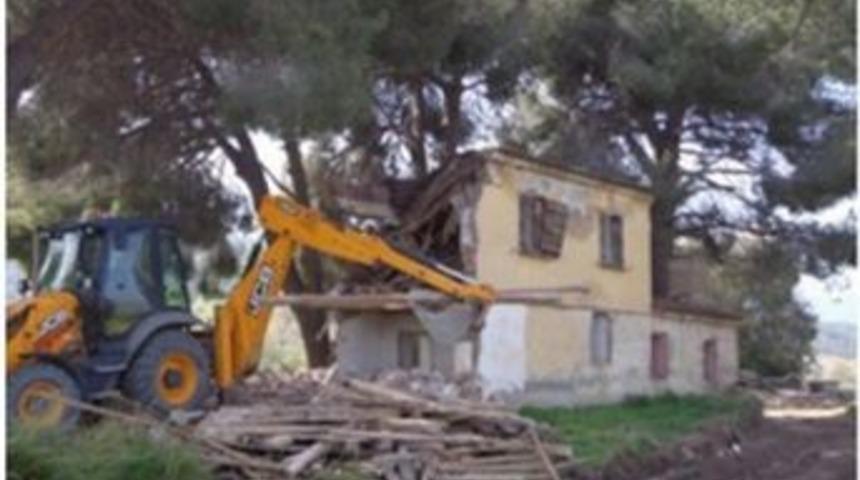 Salihli'de Tehlikeli Ev Ve İşyerleri Yıkıldı