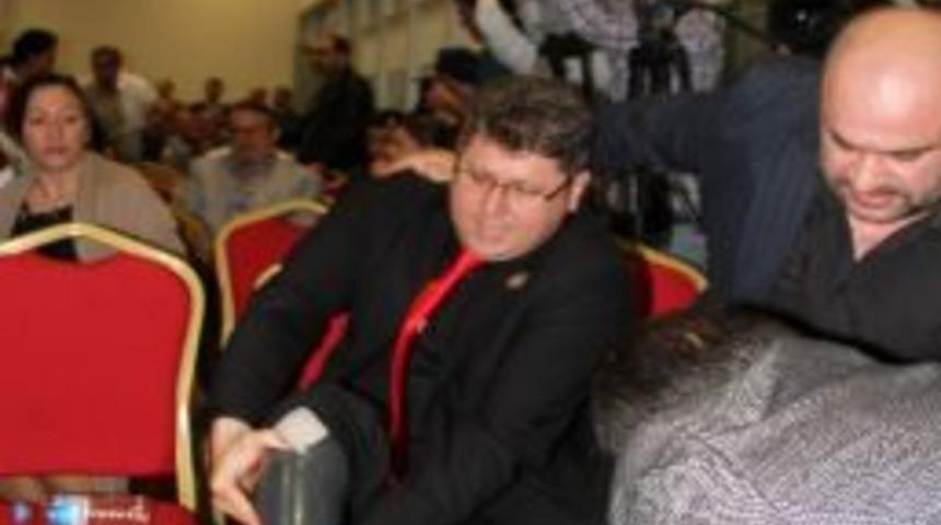 Akil İnsanlara protez bacağını attı