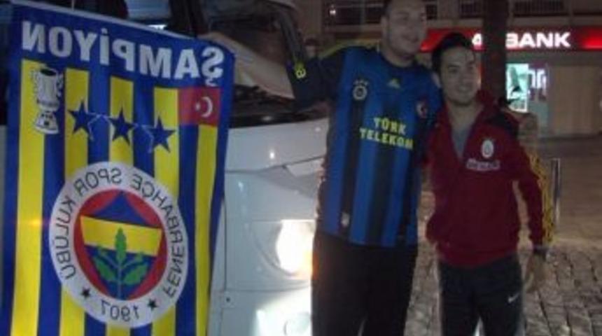 Fenerbah&ccedil;elilerin Galibiyet Sevincine Galatasaraylılar Da Katıldı