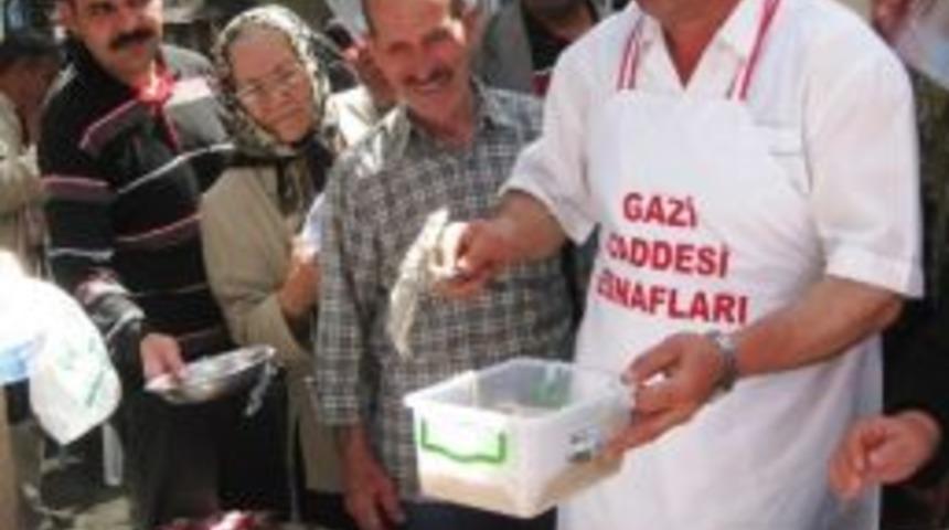 &Ouml;demiş&rsquo;te Esnaf, 5 Bin Kişiye Keşkek İkram Etti