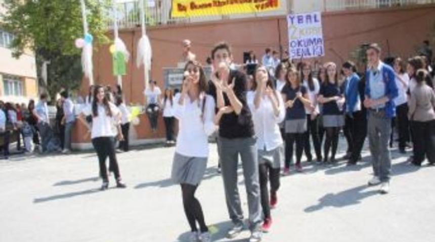 &Ouml;ğrencilerden Kitap Okuma Şenliği