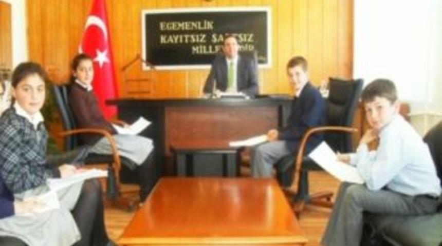 &Ouml;ğrencilerden Kof&ccedil;az Kaymakamı &Ouml;zderin&rsquo;e Ziyaret