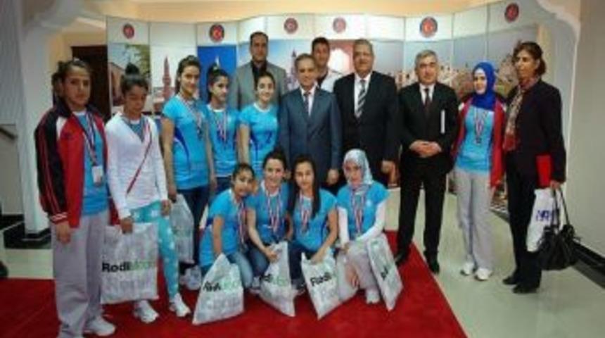Kız Yetiştirme Yurdu Voleybol Takımı Kilis Valisi'ni Ziyaret Etti