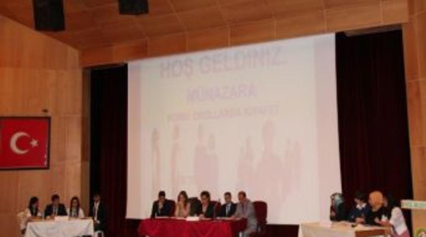 'tek Tip Kıyafeti' Savunan Ekip M&uuml;nazarayı Kazandı