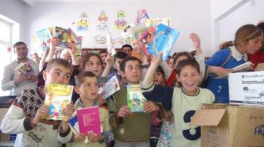 Minik Y&uuml;reklerden K&ouml;y Okuluna K&uuml;t&uuml;phane