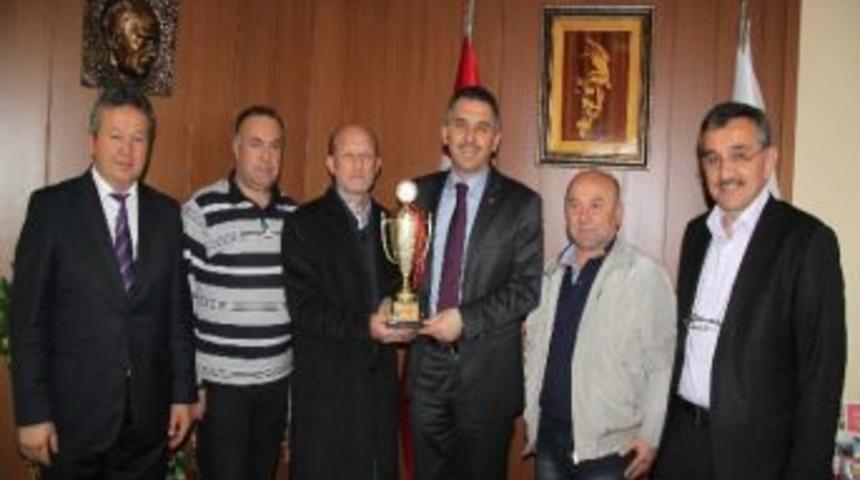 G&ouml;rele Belediye Başkanı Melikoğlu&rsquo;na Şampiyonluk Kupası