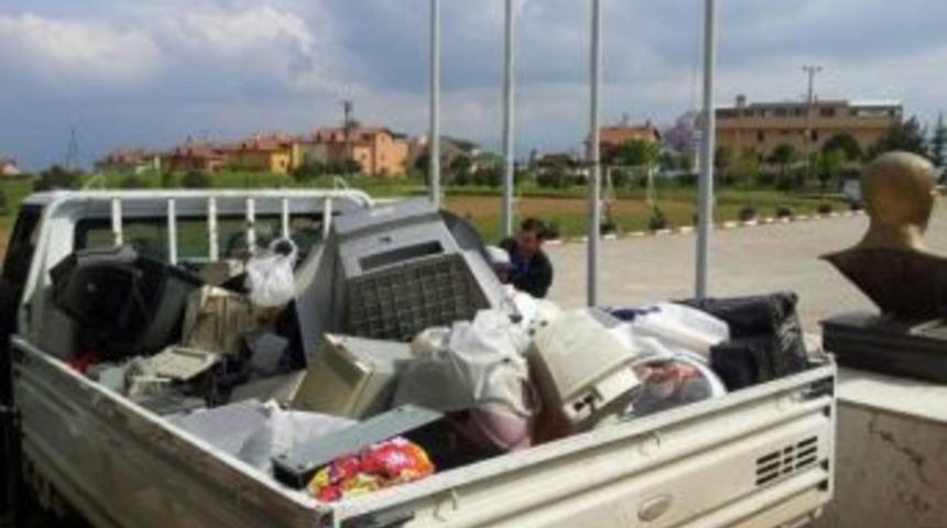 &Ouml;ğrencilerden 1 Tonluk E-atık Desteği