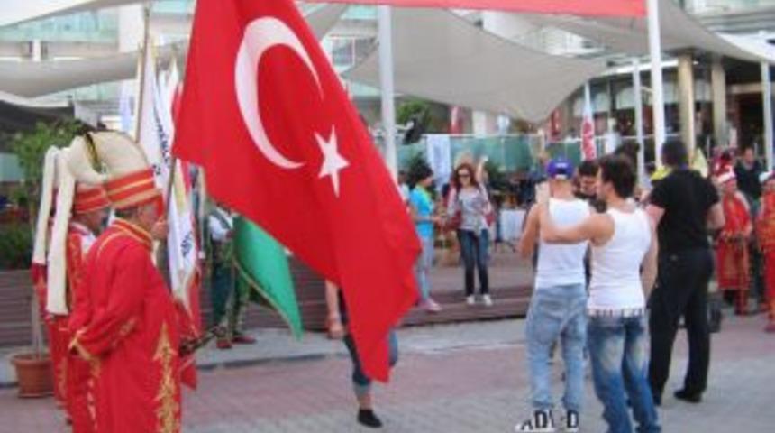 Marmaris'te Rus MTV Kanalı &Ccedil;alışanlarına Mehterli Karşılama