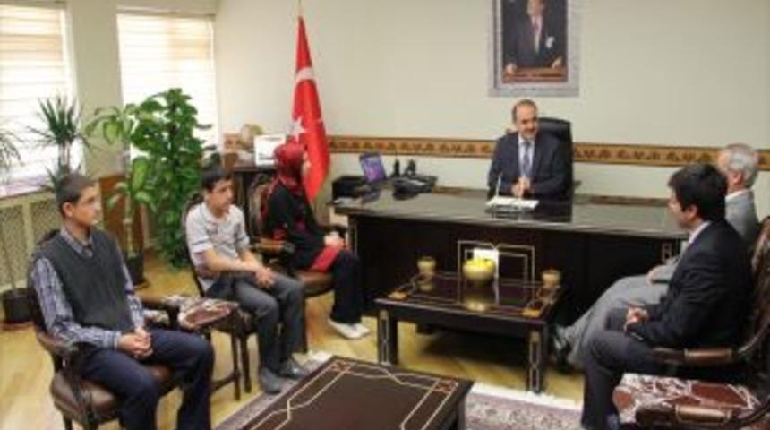 Dini Bilgiler Yarışması Birincileri Vali Erol&rsquo;u Ziyaret Etti