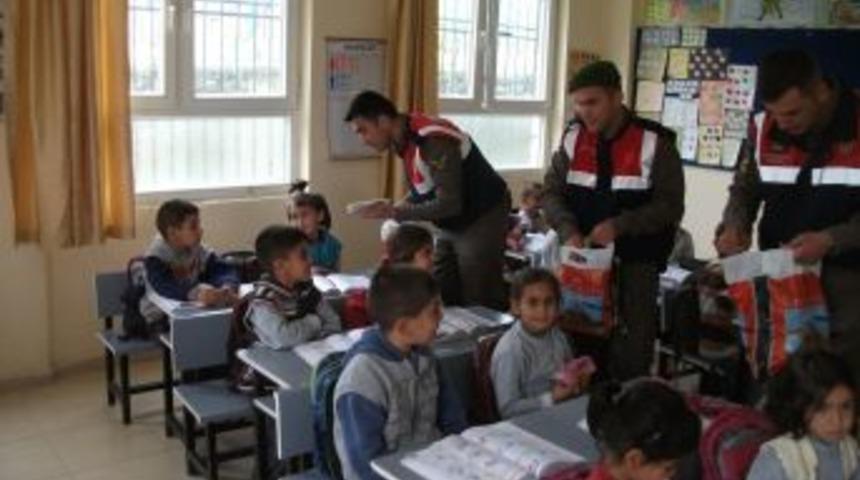 Jandarmadan &Ouml;ğrencilere Kırtasiye Yardımı