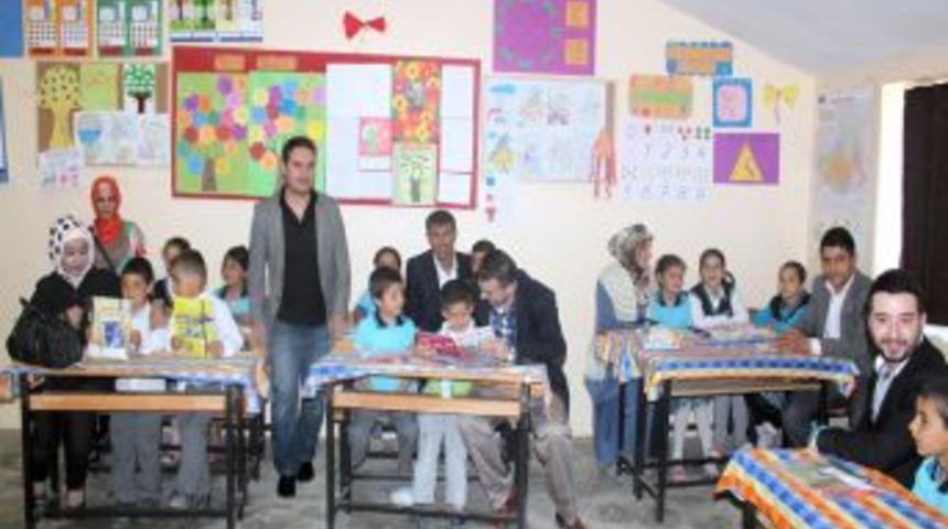 AK Parti Gen&ccedil;lik Kolları Birecik'te Kitap Dağıttı