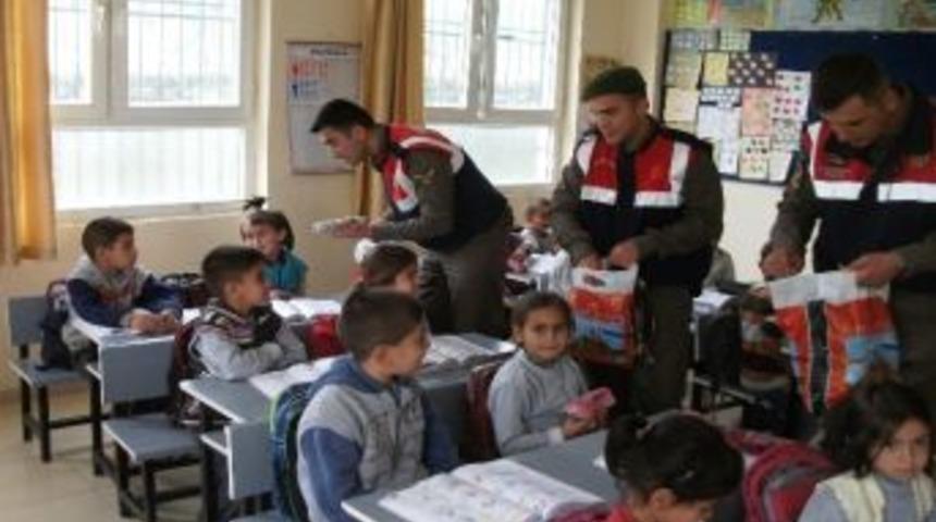Jandarmadan Minik &Ouml;ğrencilere Kırtasiye