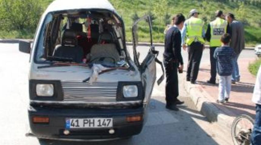 Panelvan Ara&ccedil; Takla Attı: 3 Yaralı