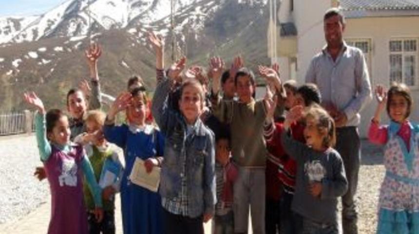 Minik &Ouml;ğrenciler K&ouml;y Okullarına K&uuml;t&uuml;phane Kuruyor