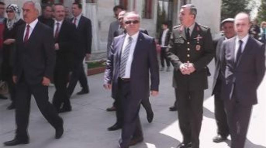 &Ouml;zel Anadolu Sağlık Meslek Lisesini Vali &Ouml;zdemir &Ccedil;akacak Ziyaret Etti