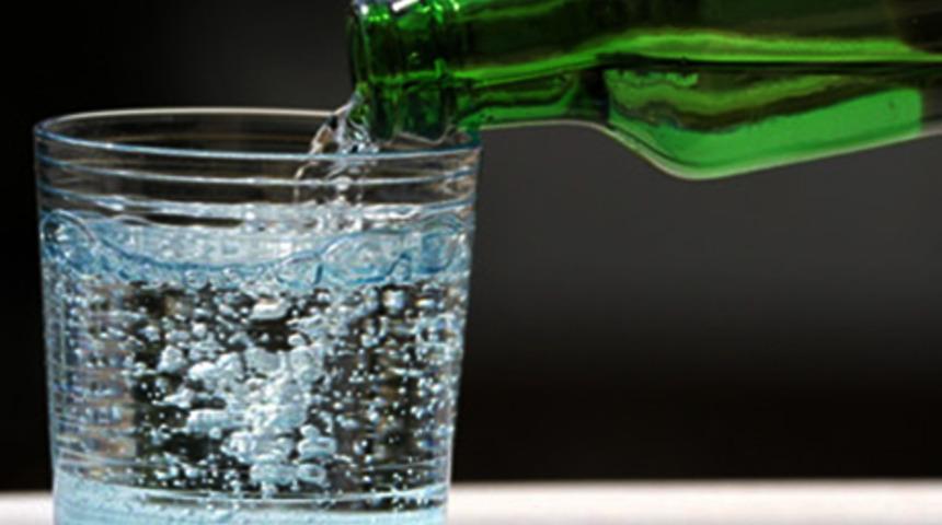 Maden suyunu bardağa koymayın!