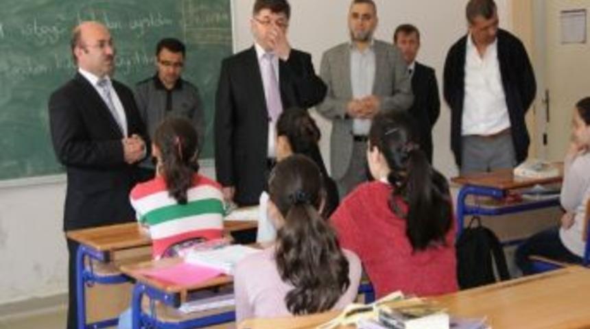 Vakıftan &Ouml;ğrencilere Kitap