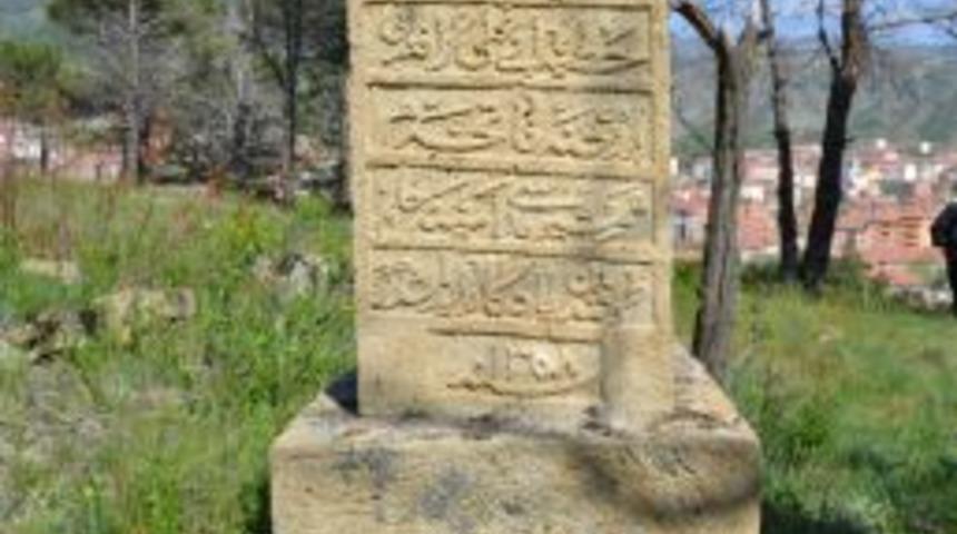 İskilip'teki Tarihi Mezar Taşları Ve Kitabeler Araştırılıyor