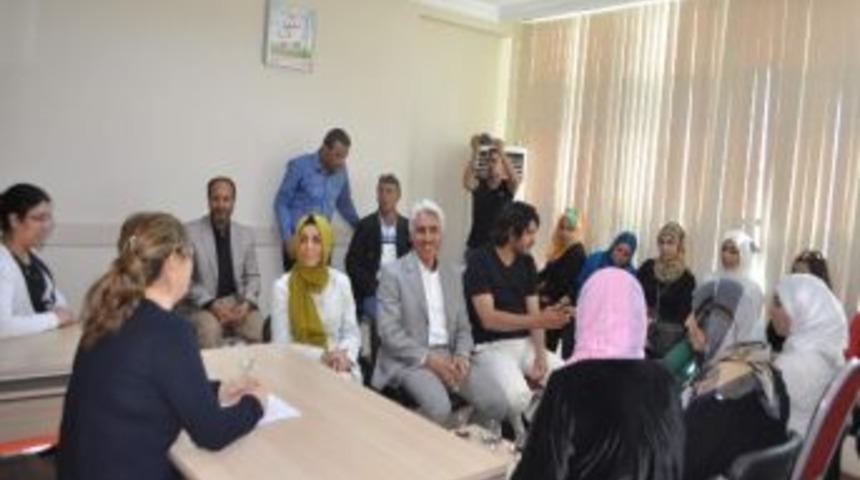 G&ouml;nc&uuml;, Suriyeli Kadınları Kabul Etti