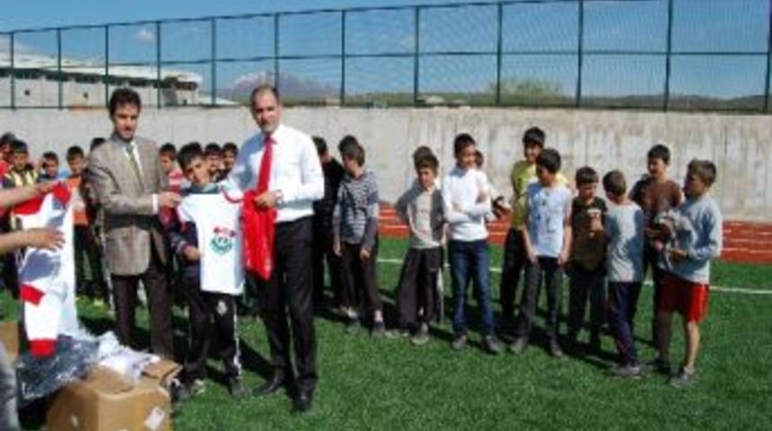 Tff&rsquo;den Futbol Eğitim Merkezi&rsquo;ne Malzeme Yardımı