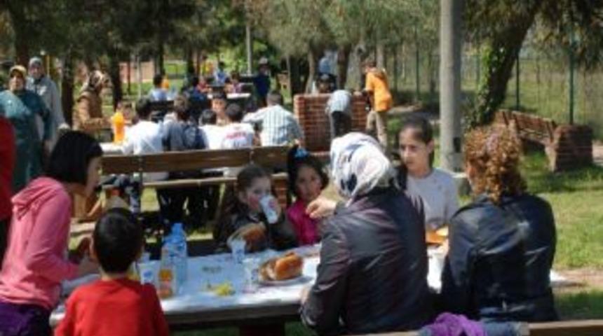 &ldquo;selam&rdquo; Filminin Oyuncuları &Ccedil;ocuklarla Buluştu