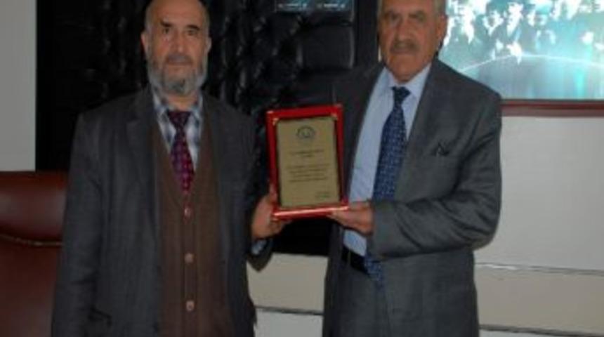 Besni M&uuml;ft&uuml;s&uuml;'nden İş Adamı Alkan&rsquo;a Plaket