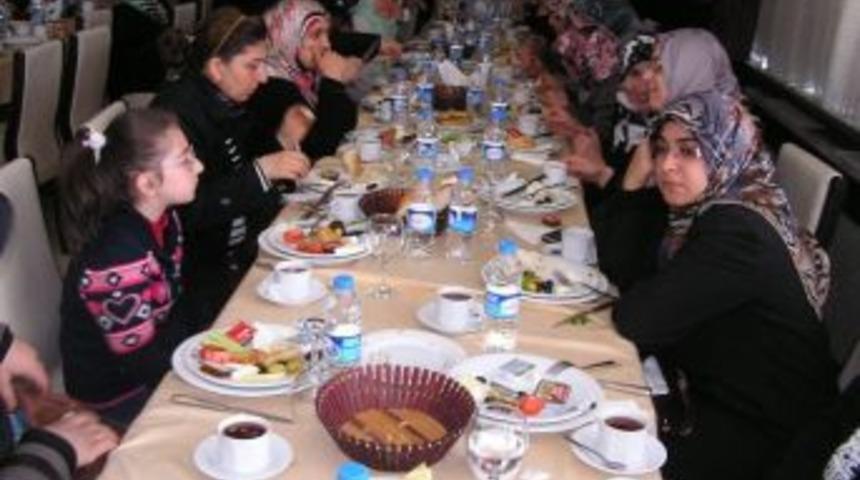 Suriye&rsquo;ye Yardım İ&ccedil;in Yemekli Toplantı