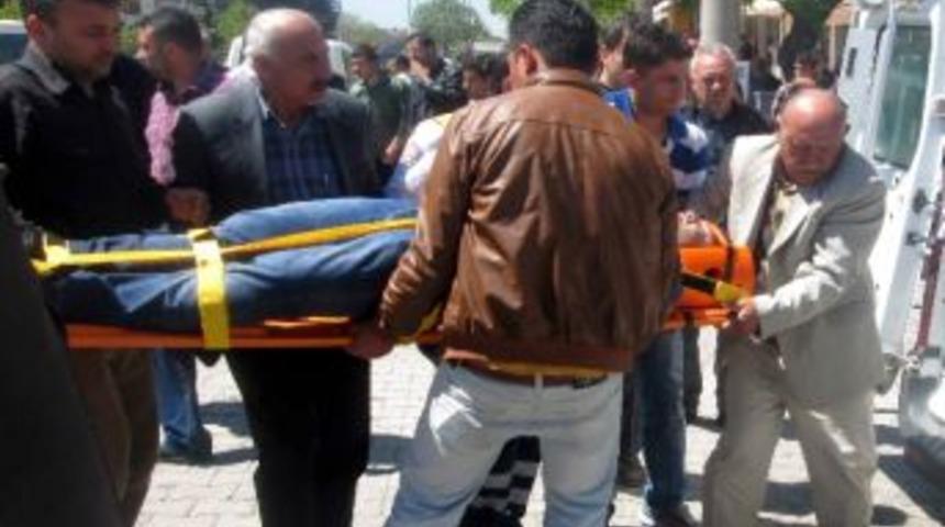 Park Halindeki Otomobile &Ccedil;arpan Motosikletli Yaralandı