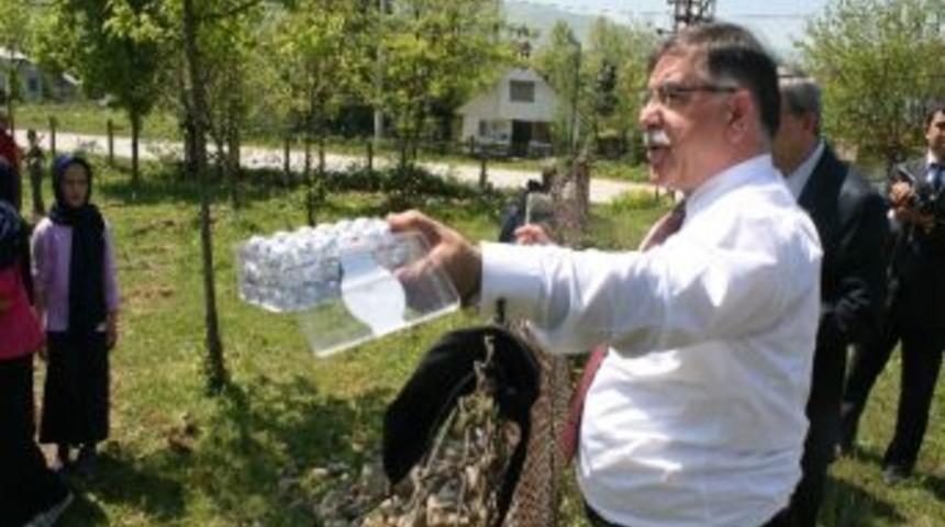 Vali Adnan Yılmaz, Fidan Diken &Ccedil;ocuklara &Ccedil;ikolata Dağıttı