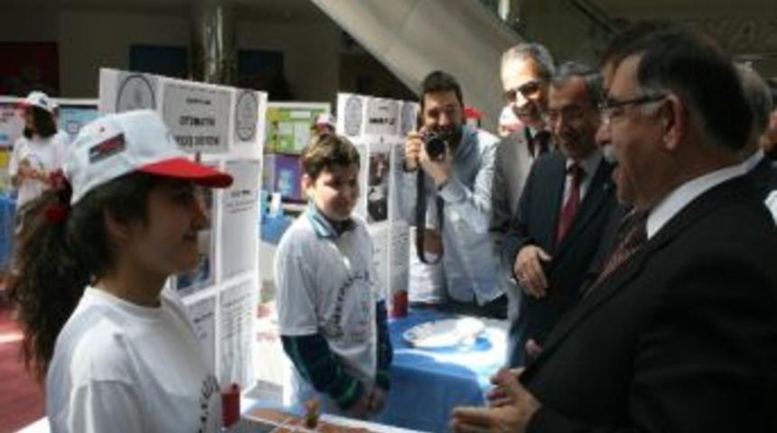 Vali Yılmaz, Teknoloji Tasarım Sergisine Hayran Kaldı