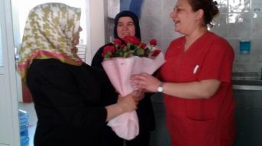 Ak Parti Kadın Kollarından Ebelere Ziyaret