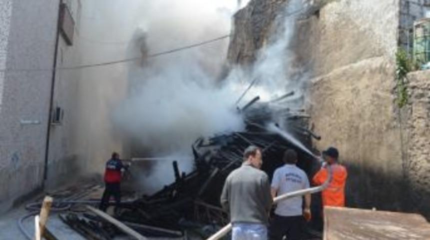 Tarihi Hamam Yakınındaki Yangın Korkuttu