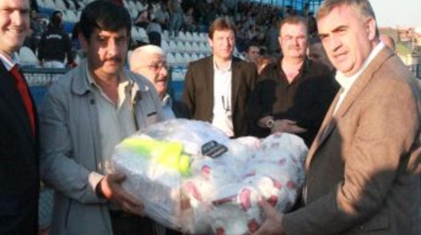 Sakarya'da Amat&ouml;r Spor Kul&uuml;plerine Malzeme Yardımı