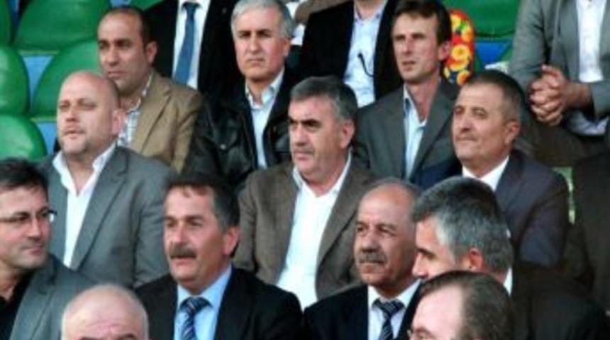 Sakarya B&uuml;y&uuml;kşehir Belediyesi&rsquo;nden Amat&ouml;r Kul&uuml;plere Malzeme Yardımı