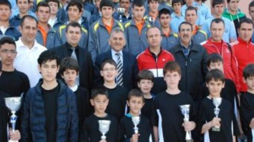 Kazandıkları Kupaları B&uuml;y&uuml;kkılı&ccedil;&rsquo;a Verdiler