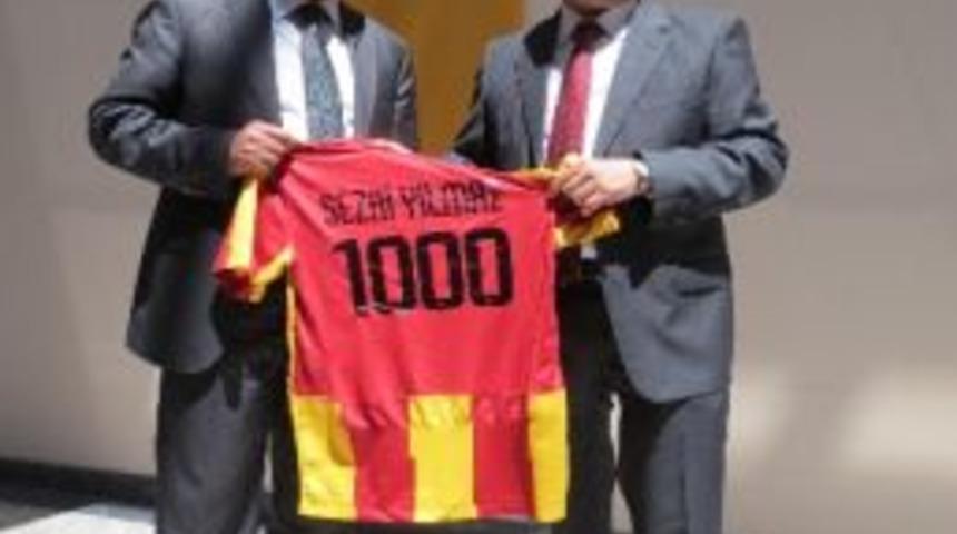 Prof. Dr. Yılmaz&rsquo;a 1000 Numaralı Yenimalatyaspor Forması