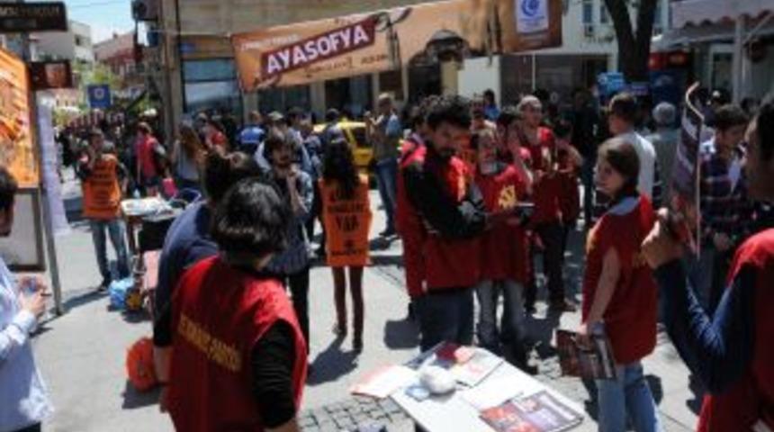 &Uuml;&ccedil; Grup Aynı Yerde Imza Standı A&ccedil;ınca Gerginlik Yaşandı