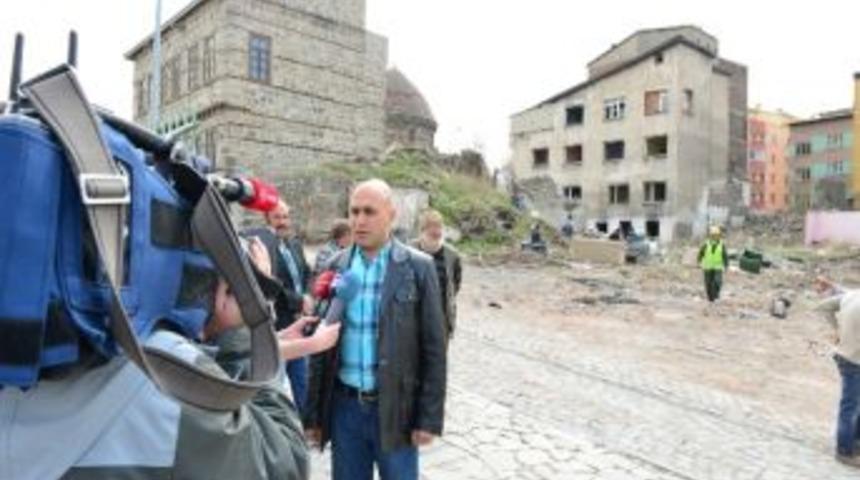 Yakutiye Belediyesi&rsquo;nce &ldquo;tarihi Kenti G&uuml;n Y&uuml;z&uuml;ne &Ccedil;ıkarma Projesi&rdquo; Kapsamında Eski Binalırın Yıkımına Devam Edildi