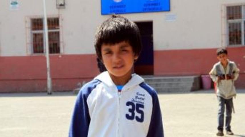 &Ouml;zg&uuml;r, Yeni Elbiseleriyle Okula Tekrar Başladı